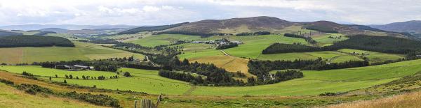 Panorama des Glenlivet Panorama des grünen und hügeligen Glenlivet Tal in Schottland