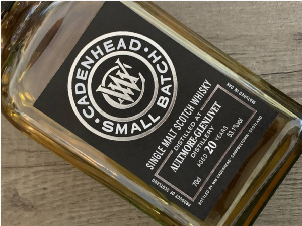 Whikyflasche Aultmore Glenlivet Cadenheads Eine Flasche Whisky Aultmore aus den 2020ern von Cadenhead's. Das Label trägt den Namen "Aultmore-Glenlivet".
