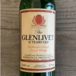 Die Vorderseite einer Flasche Glenlivet Whisky aus den 1960ern. Das Label trägt den Namen "The Glenlivet 12 Years Old".