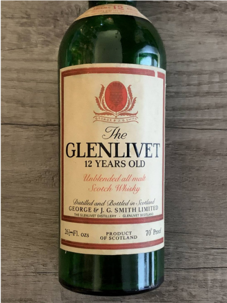 Whisky Glenlivet 12 1960er Vorderseite Die Vorderseite einer Flasche Glenlivet Whisky aus den 1960ern. Das Label trägt den Namen "Glenlivet".