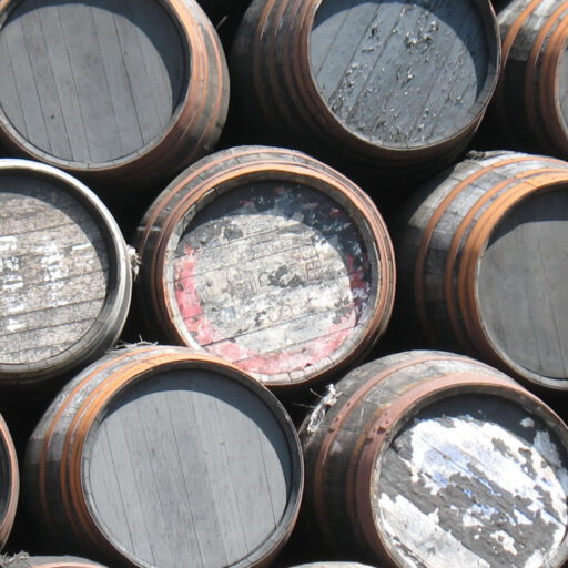 Ein Stapel alter Fässer bei der Springbank Destillerie 2018
